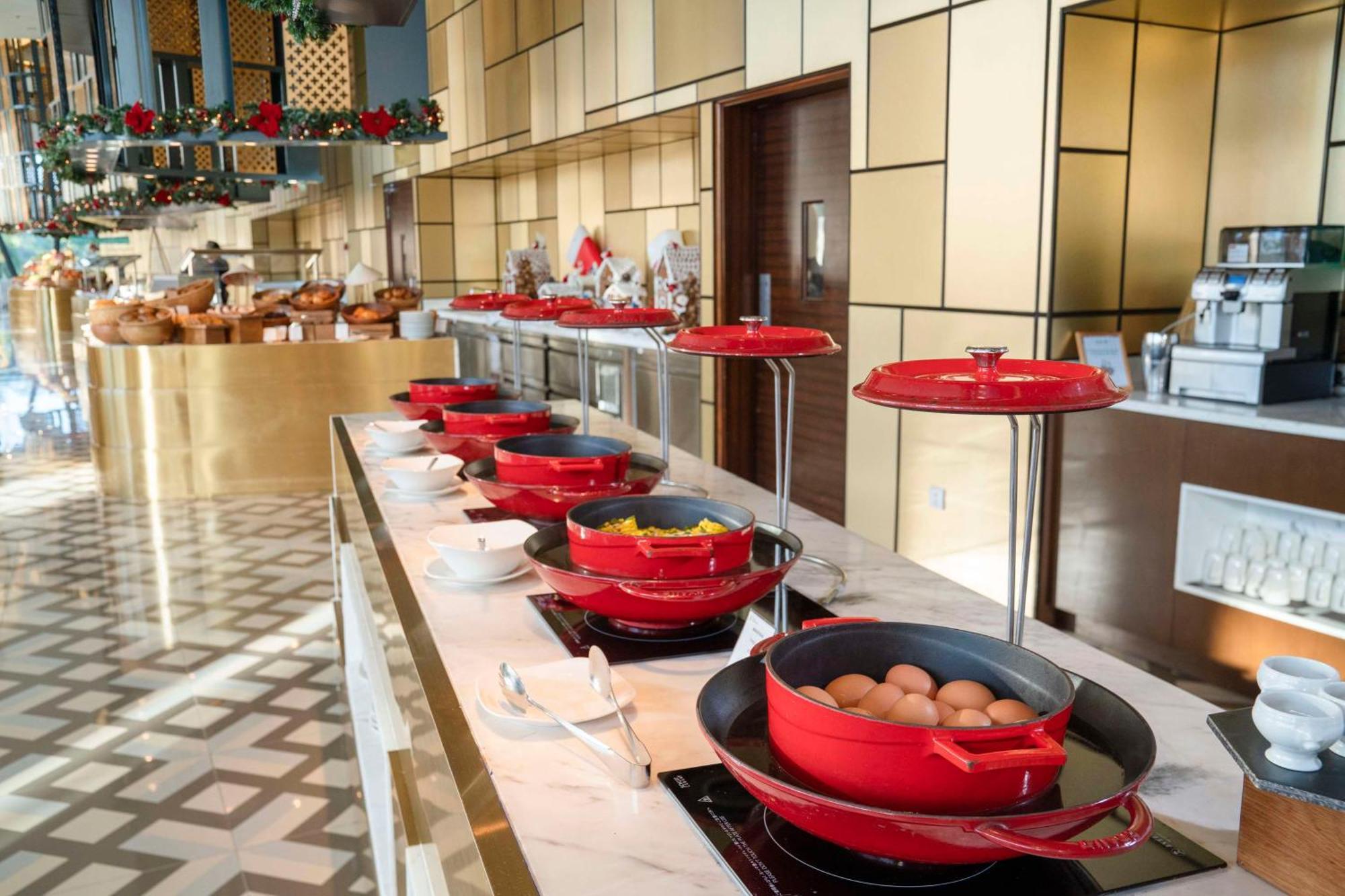 Radisson Blu Resort 富国 外观 照片 A buffet at a hotel