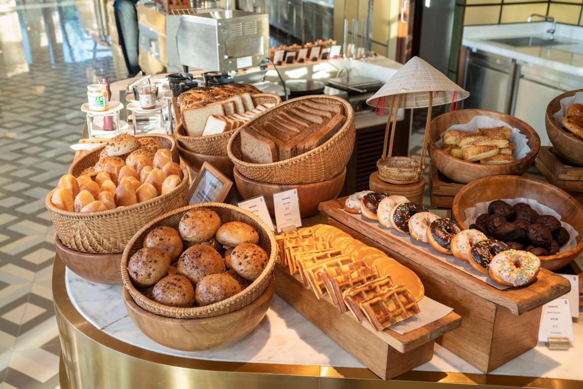Radisson Blu Resort 富国 外观 照片 A selection of bread and pastries
