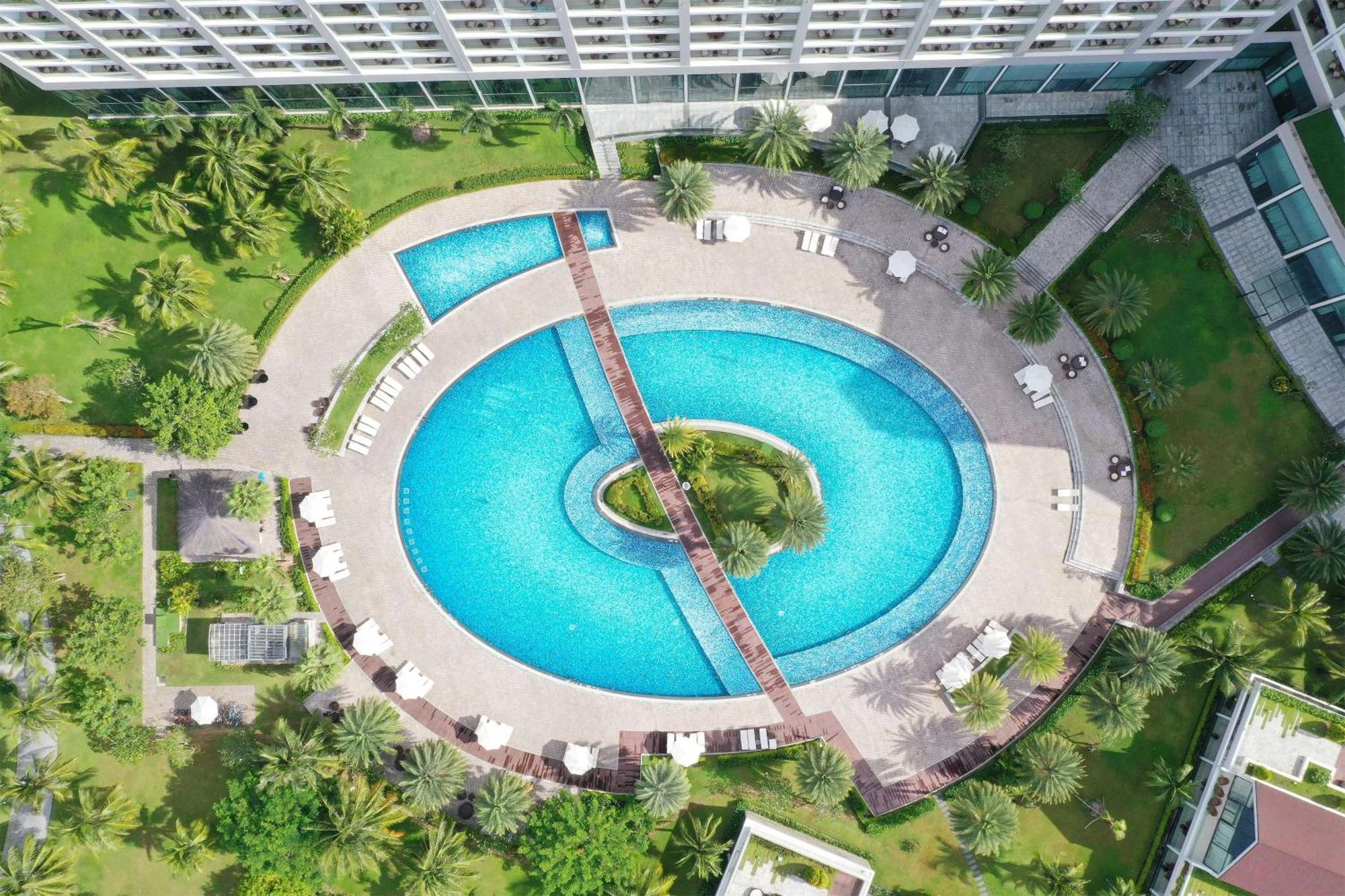 Radisson Blu Resort 富国 外观 照片 The pool at the Royal Garden Villas