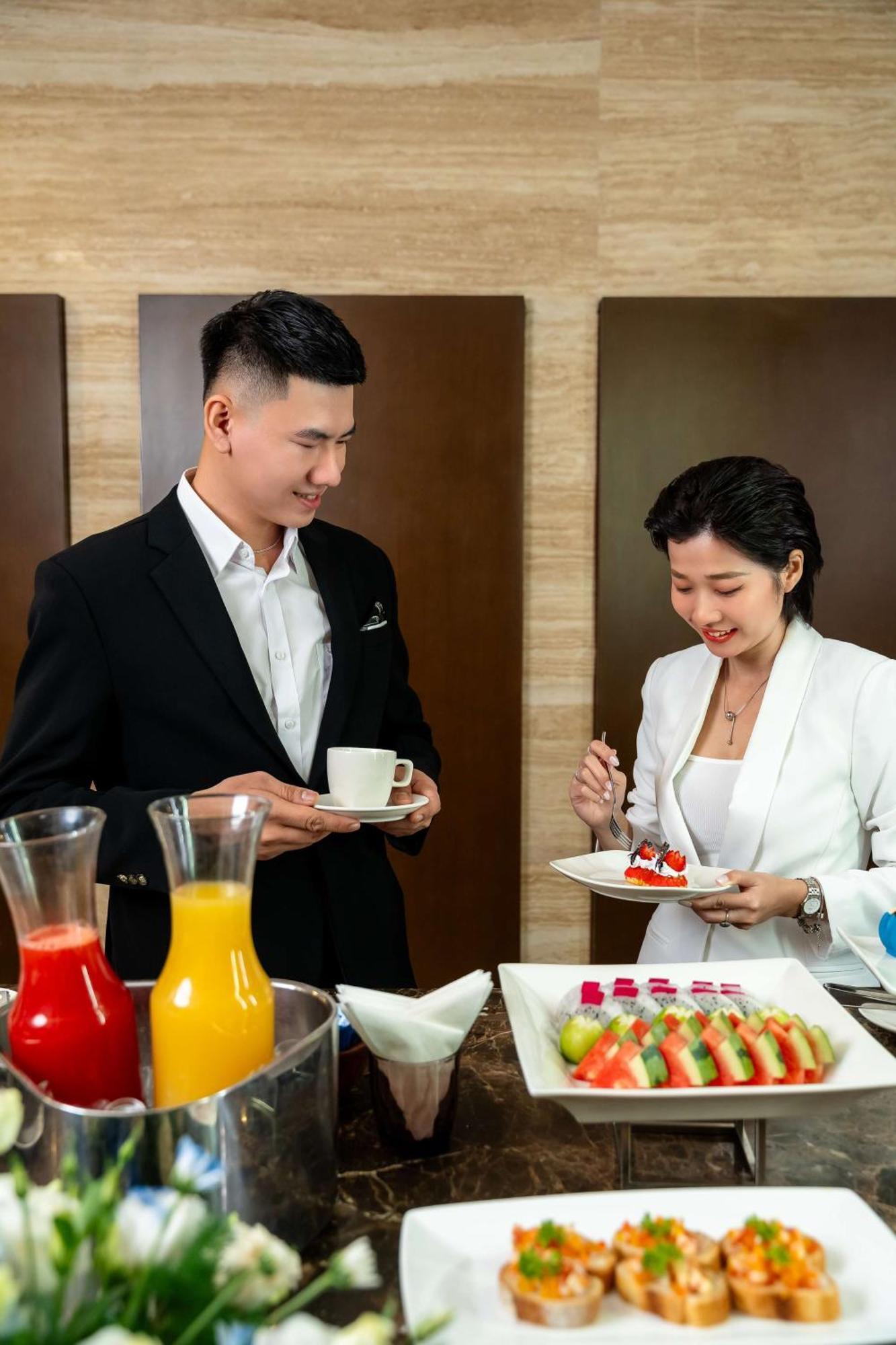 Radisson Blu Resort 富国 外观 照片 A butler serving a guest