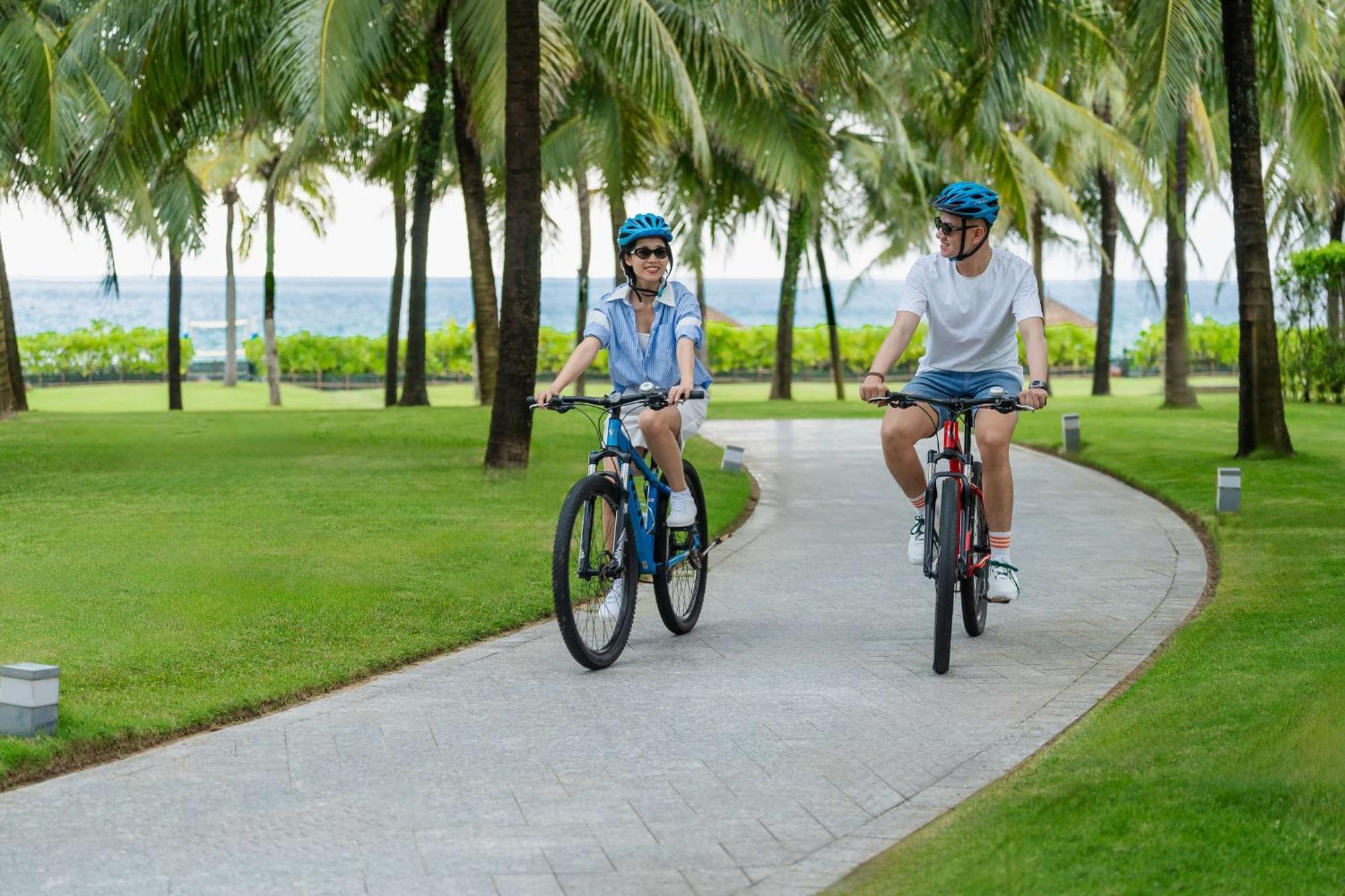 Radisson Blu Resort 富国 外观 照片 Cycling at East Coast Park